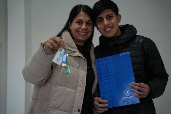 madre e hijo reciben vivienda del gobierno de la provincia de buenos aires 2025